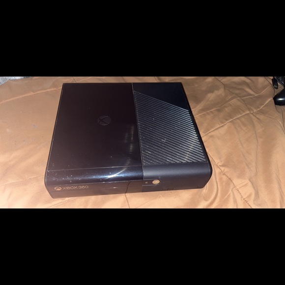 Xbox 360 with 2 controllers and it comes with a HDMI cord and also some games.